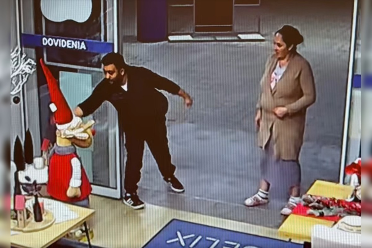 FOTO: Dvojica ukradla z predajne vianočnéhoo sobíka Rudolfa, nasnímala ich kamera, foto 2