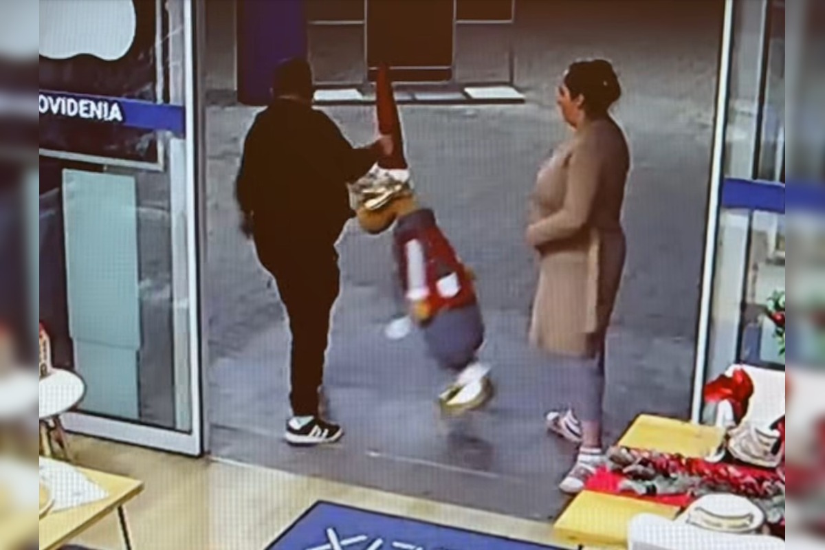 FOTO: Dvojica ukradla z predajne vianočnéhoo sobíka Rudolfa, nasnímala ich kamera, foto 3