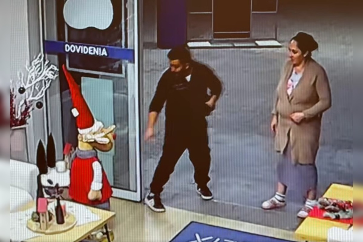 FOTO: Dvojica ukradla z predajne vianočnéhoo sobíka Rudolfa, nasnímala ich kamera, foto 4