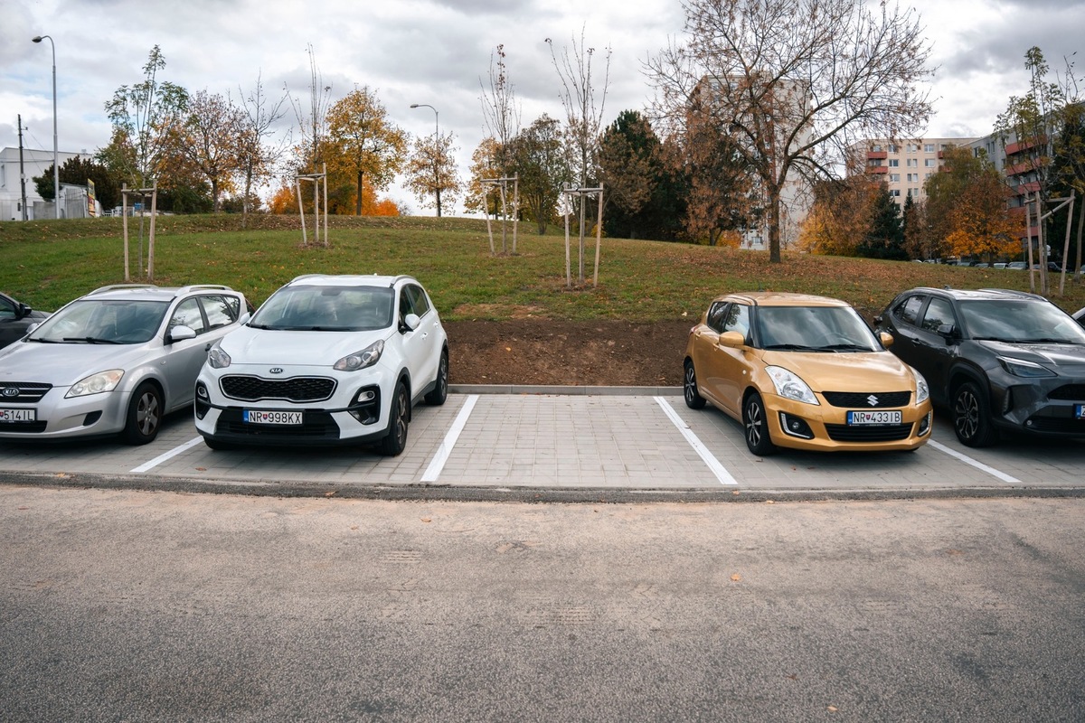 FOTO: Parkovanie na Benkovej sa mení, Nitra za 66-tisíc eur zrekonštruovala parkovisko a pridala aj ďalšie miesta, foto 1