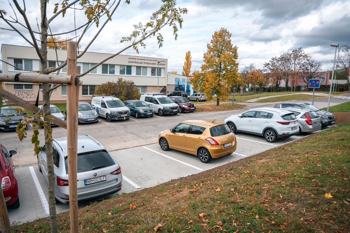 FOTO: Parkovanie na Benkovej sa mení, Nitra za 66-tisíc eur zrekonštruovala parkovisko a pridala aj ďalšie miesta, foto 3