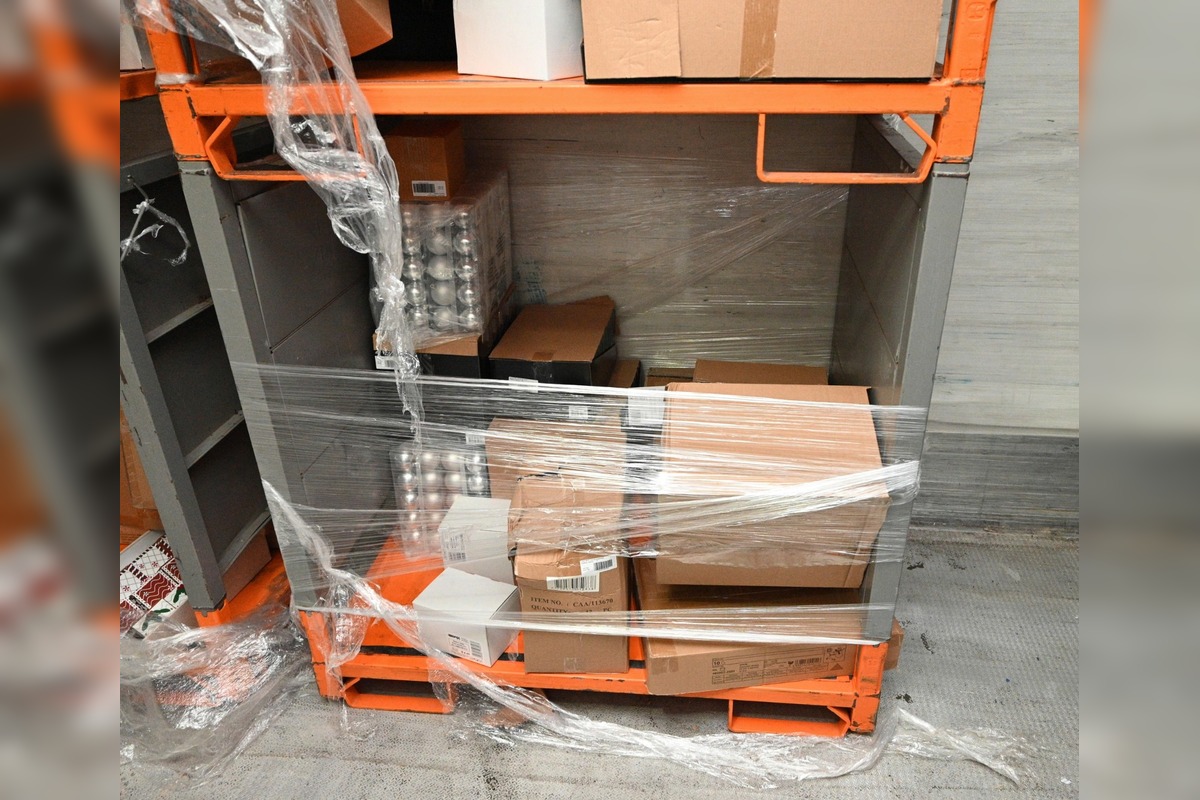 FOTO: V Komárne vyčíňali vianoční zlodeji. Z návesu vzali výzdobu na stromček, foto 1