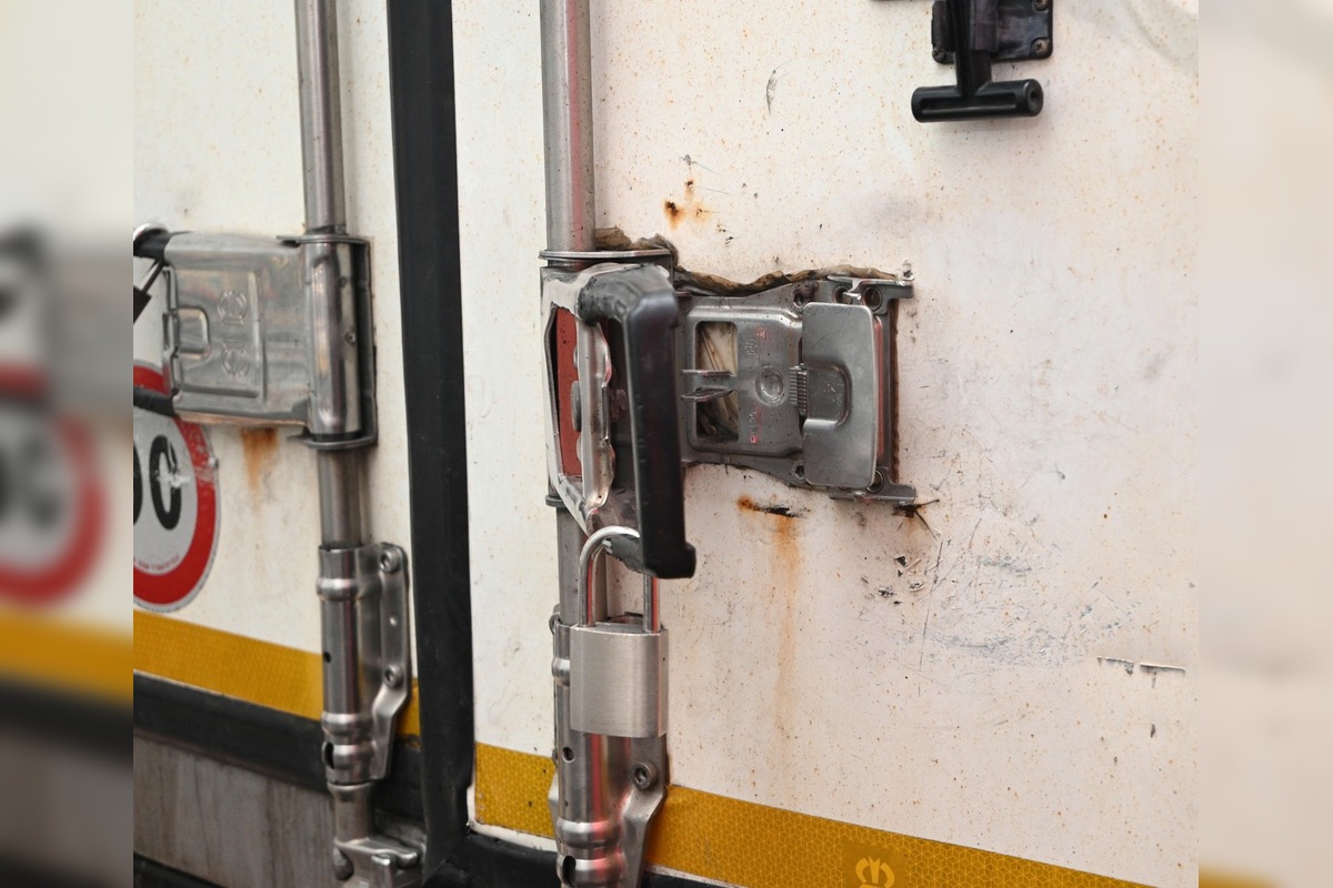 FOTO: V Komárne vyčíňali vianoční zlodeji. Z návesu vzali výzdobu na stromček, foto 2