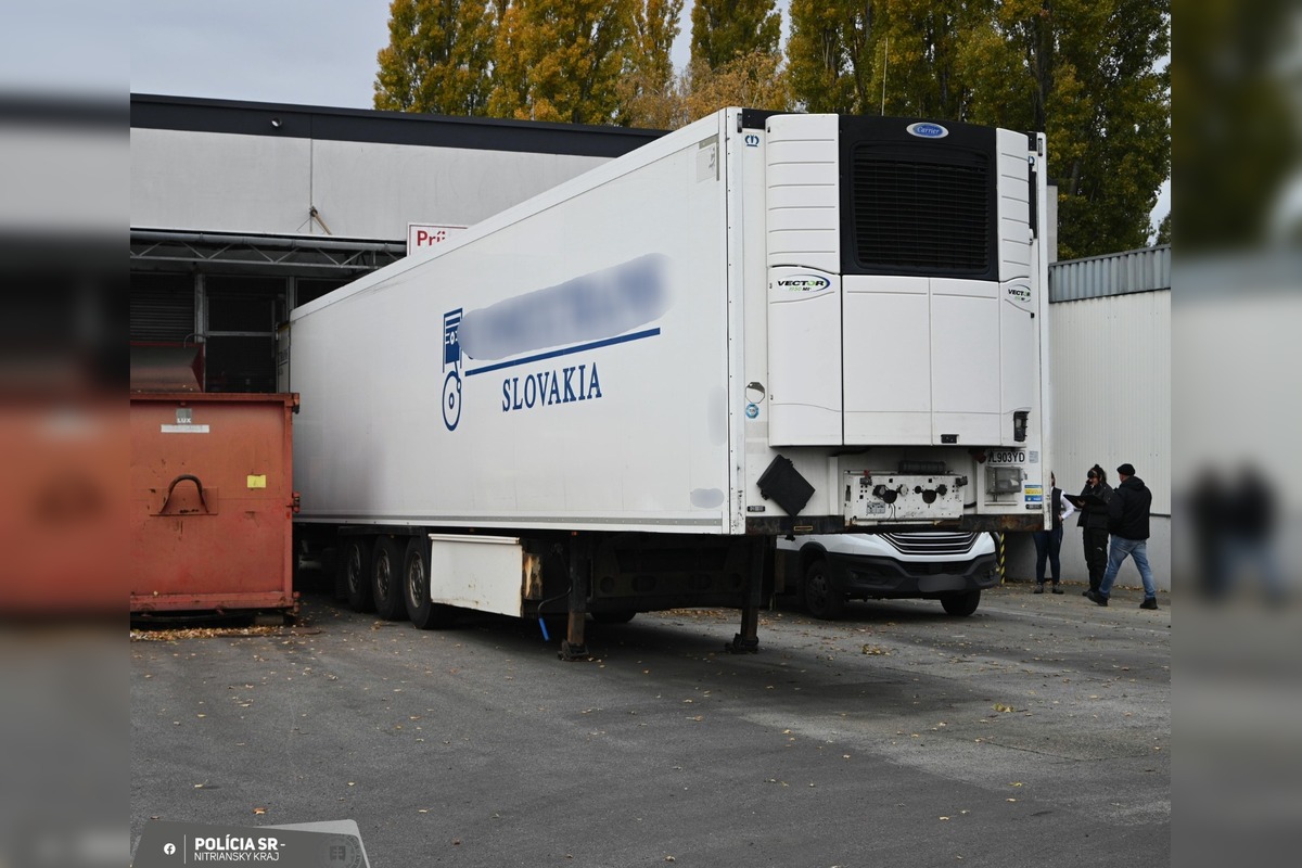 FOTO: V Komárne vyčíňali vianoční zlodeji. Z návesu vzali výzdobu na stromček, foto 3