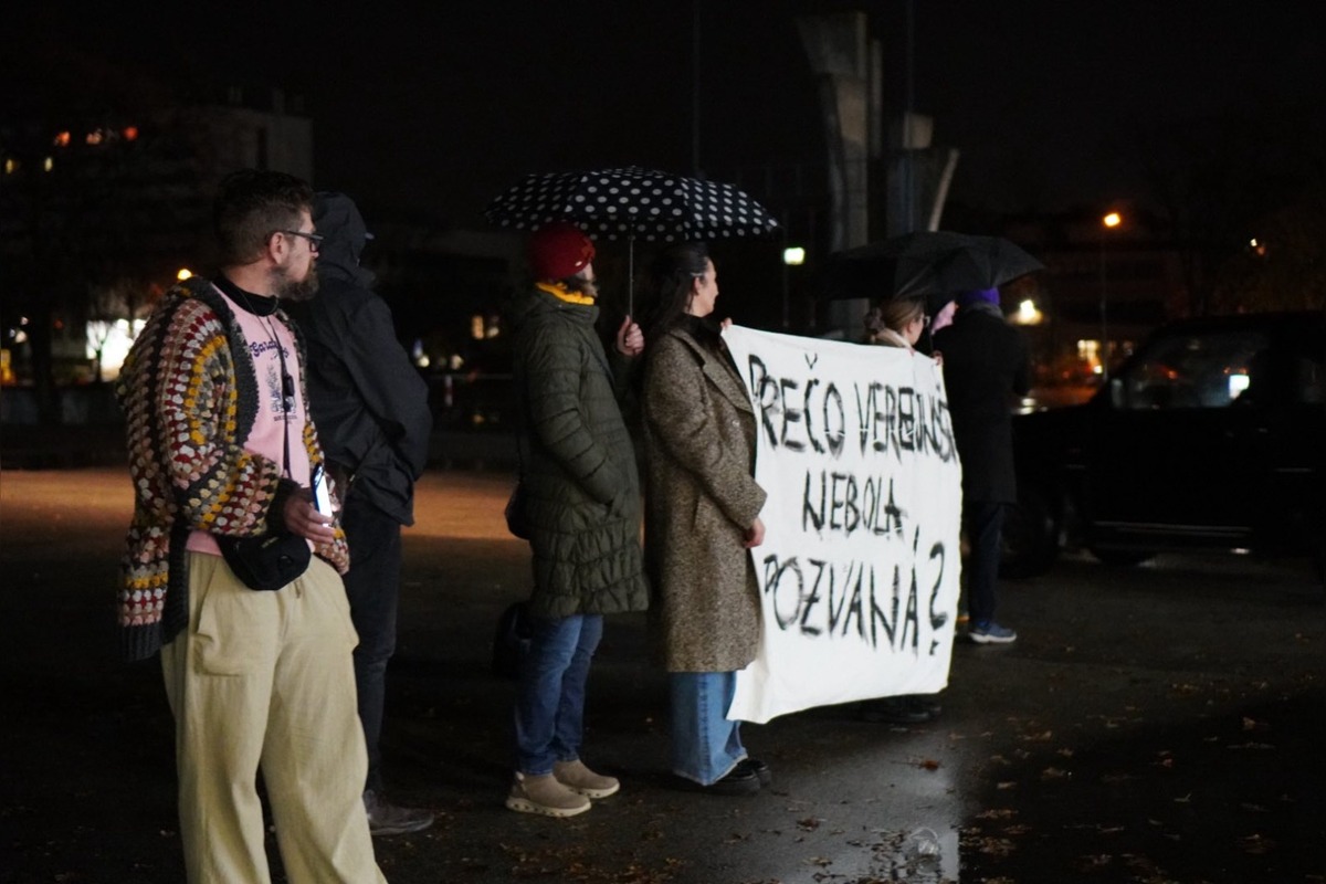 FOTO: Občianska Nitra prišla pred Agrokomplex vyjadriť svoj nesúhlas , foto 3