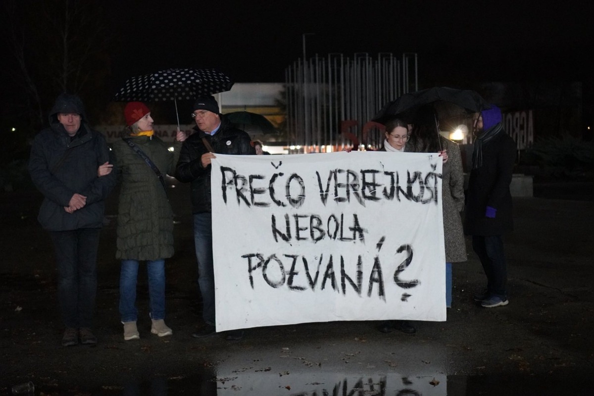 FOTO: Občianska Nitra prišla pred Agrokomplex vyjadriť svoj nesúhlas , foto 1