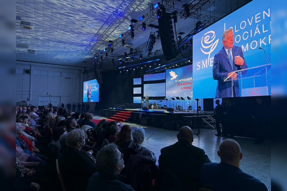 FOTO: Smer zorganizoval 17. november - Deň rešpektu k inému názoru. Ako to vyzeralo na Agrokomplexe v Nitre?, foto 1