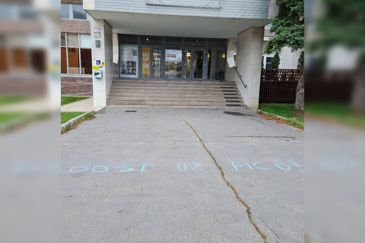 FOTO: Kriedové nápisy namierené proti vláde Roberta Fica pribudli aj pred levickým kinom Junior, foto 1