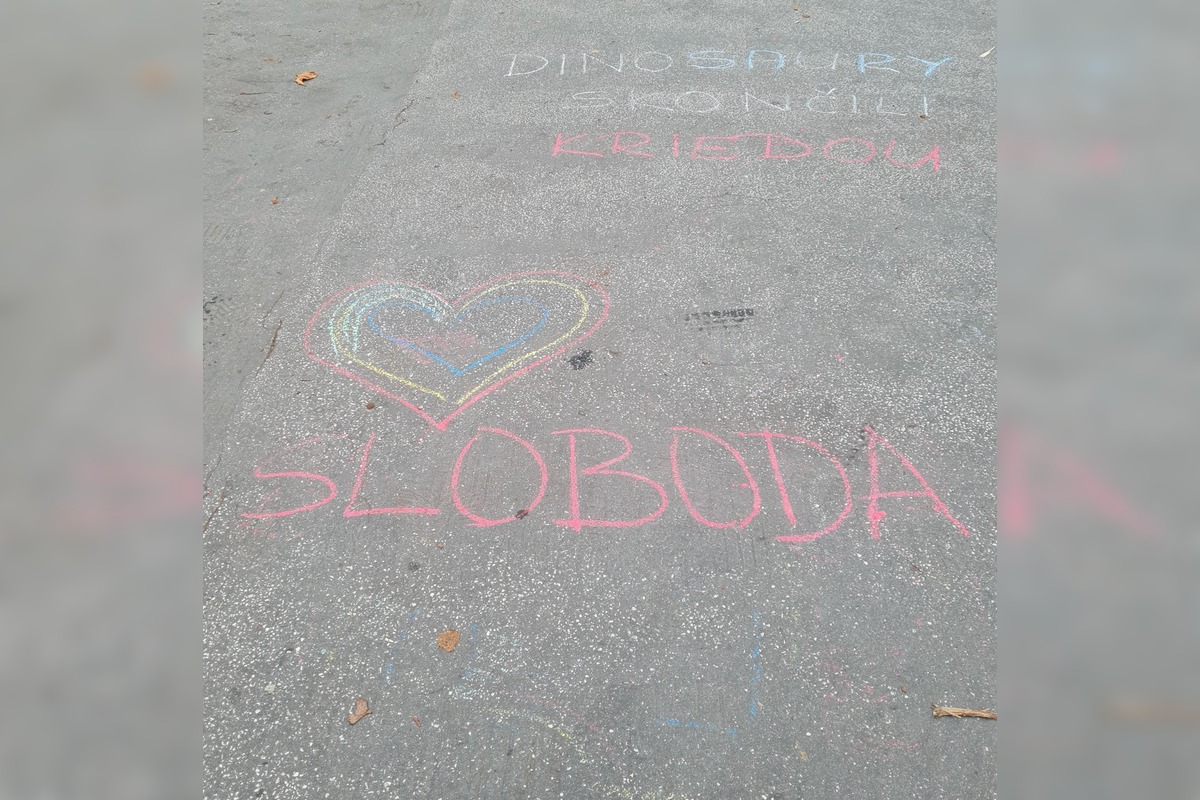 FOTO: Kriedové nápisy namierené proti vláde Roberta Fica pribudli aj pred levickým kinom Junior, foto 2