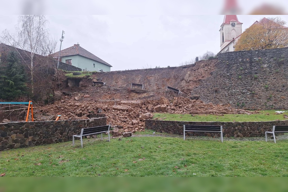 FOTO: V Pukanci sa zosunula časť mestských hradieb zo 16. storočia, foto 1