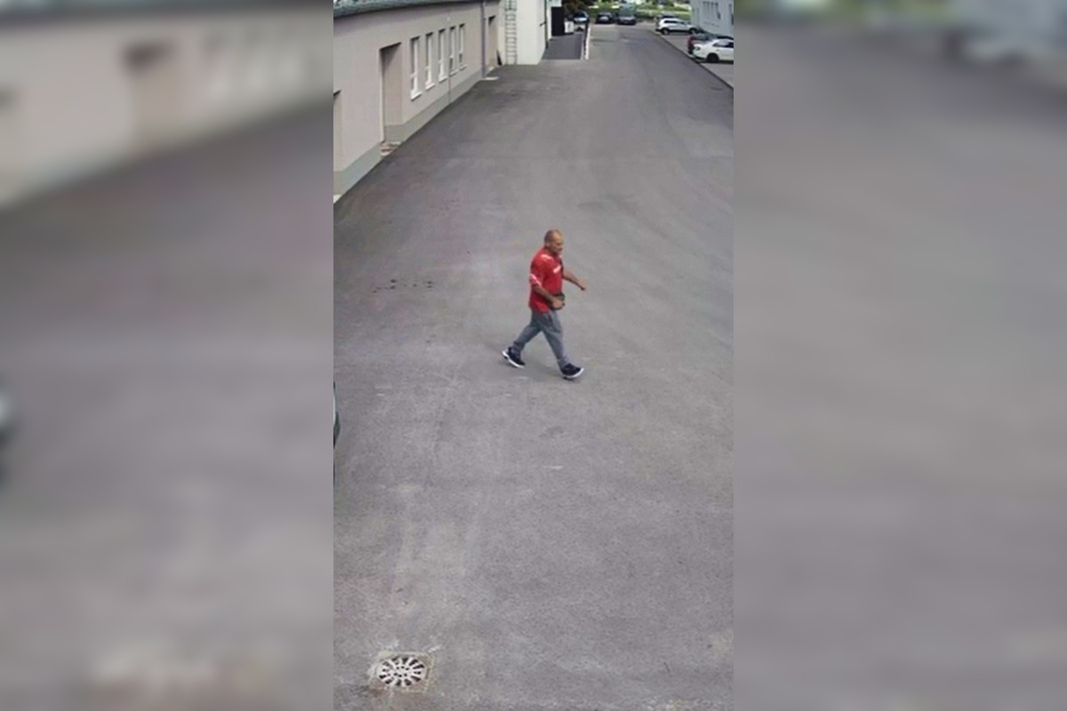 FOTO: Nitrianska polícia hľadá podozrivého zo skladu, ktorý odcudzil hotovosť, foto 2