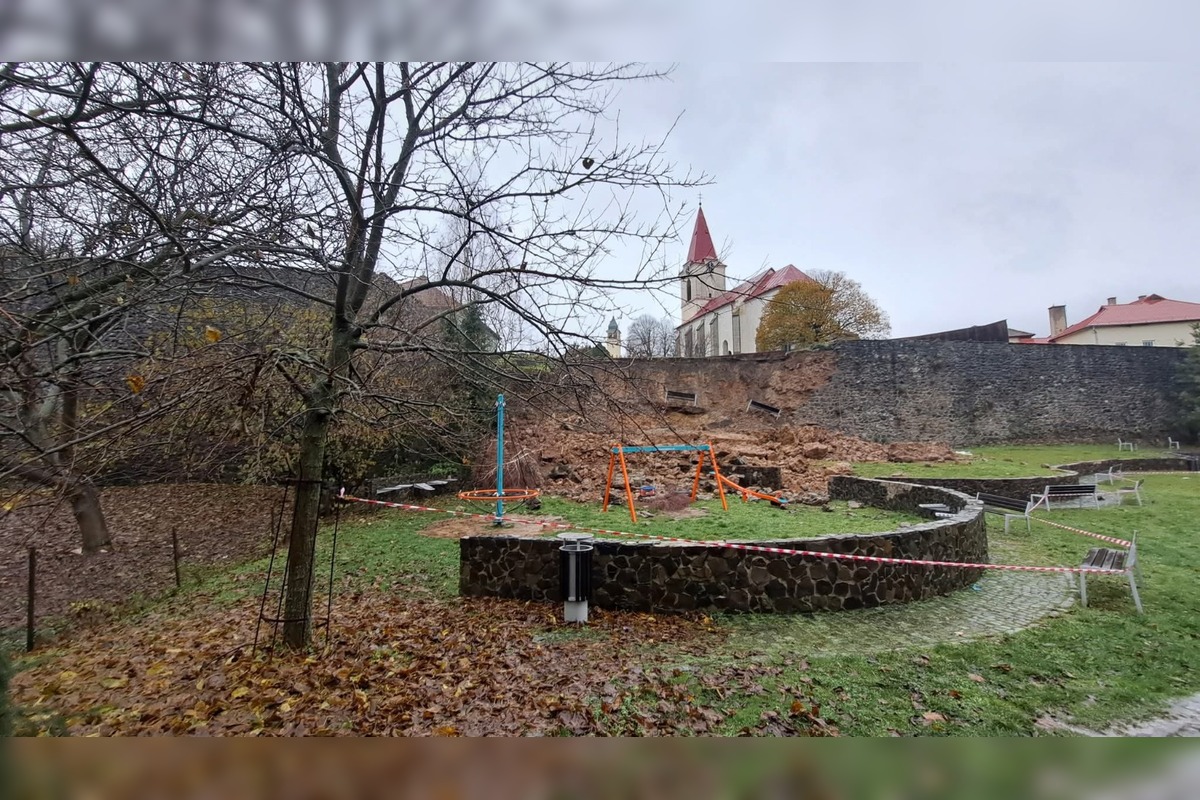 FOTO: V Pukanci sa zosunula časť mestských hradieb zo 16. storočia, foto 3