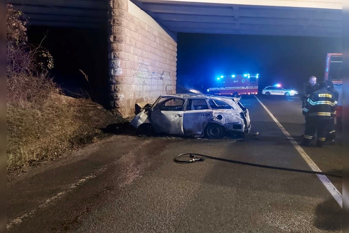 FOTO: Nočná havária v okrese Nitra si vyžiadala jednu obeť, ostala v horiacom aute, foto 1