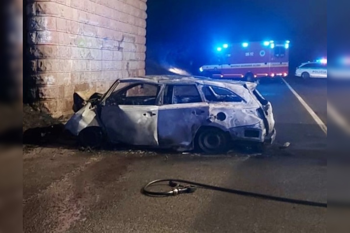 FOTO: Nočná havária v okrese Nitra si vyžiadala jednu obeť, ostala v horiacom aute, foto 3