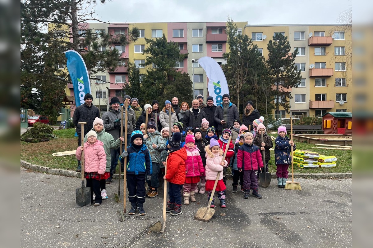 FOTO: Pre deti v Materskej škole Bazovského v Nitre priniesli a zasadili nové stromy a kríky, budú rásť s nimi, foto 1