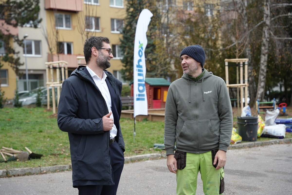 FOTO: Pre deti v Materskej škole Bazovského v Nitre priniesli a zasadili nové stromy a kríky, budú rásť s nimi, foto 2