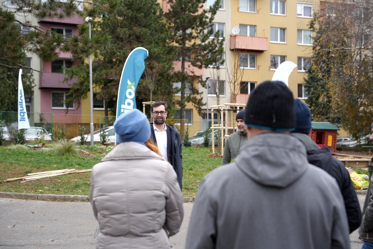 FOTO: Pre deti v Materskej škole Bazovského v Nitre priniesli a zasadili nové stromy a kríky, budú rásť s nimi, foto 4