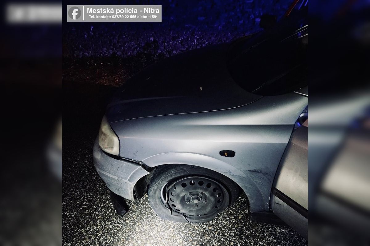 FOTO: Opitý vodič chcel ísť z Nitry až do Hrnčiaroviec, zdemoloval značku a natrafil na policajtov , foto 2