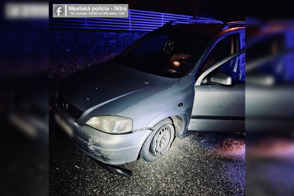 FOTO: Opitý vodič chcel ísť z Nitry až do Hrnčiaroviec, zdemoloval značku a natrafil na policajtov , foto 3