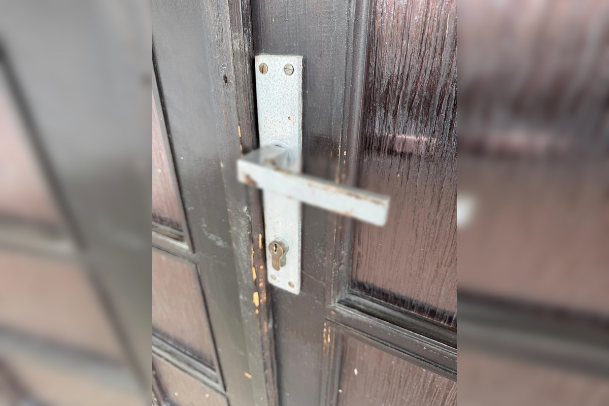 FOTO: Cintoríny vo Veľkom Záluží terčom vandalizmu, niekto potrel majetok exkrementmi, foto 2