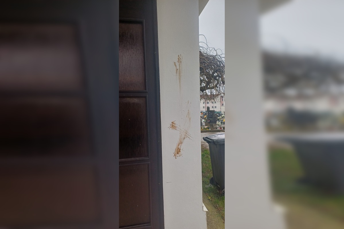 FOTO: Cintoríny vo Veľkom Záluží terčom vandalizmu, niekto potrel majetok exkrementmi, foto 3