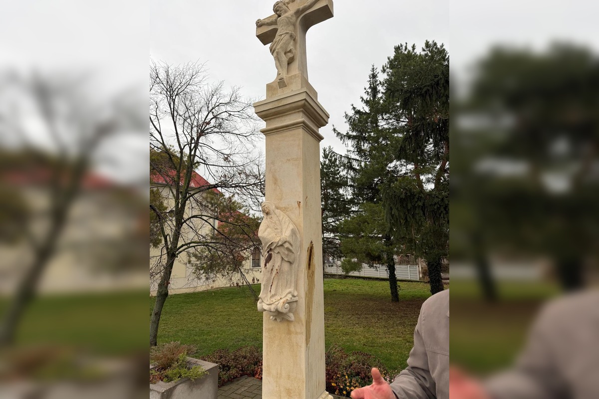 FOTO: Cintoríny vo Veľkom Záluží terčom vandalizmu, niekto potrel majetok exkrementmi, foto 1