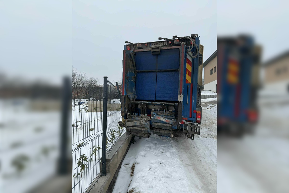 FOTO: Smetiarske auto uviazlo v zasneženej súkromnej uličke na Šúdoli, foto 2