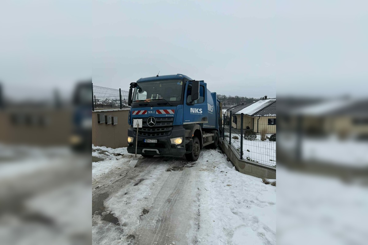 FOTO: Smetiarske auto uviazlo v zasneženej súkromnej uličke na Šúdoli, foto 3