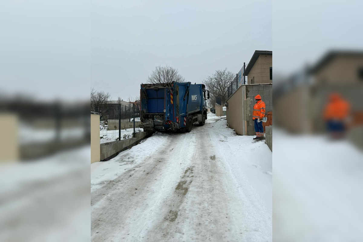 FOTO: Smetiarske auto uviazlo v zasneženej súkromnej uličke na Šúdoli, foto 1