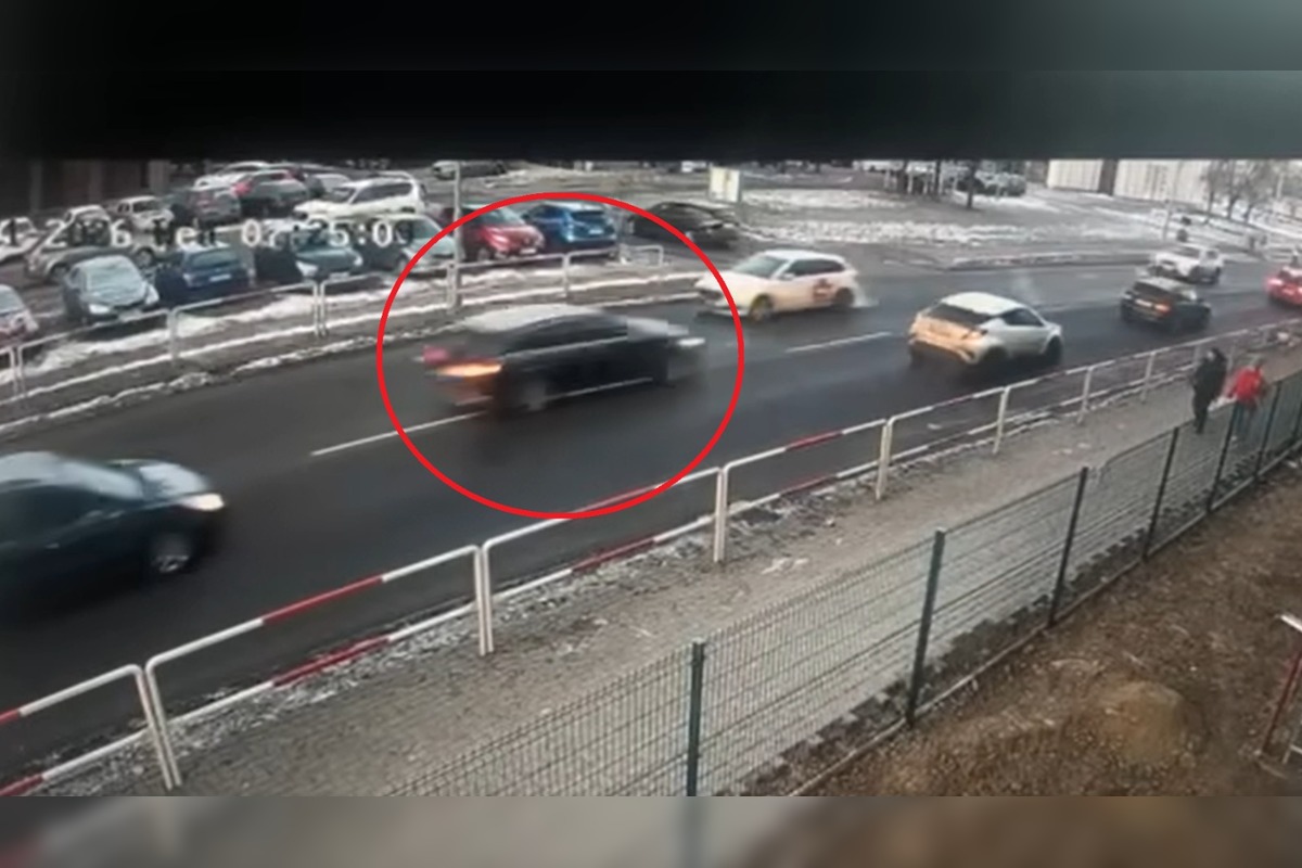 FOTO: Šialenú jazdu Audi pri škole v Nových Zámkoch zachytila kamera, vodič havaroval a ušiel, foto 1