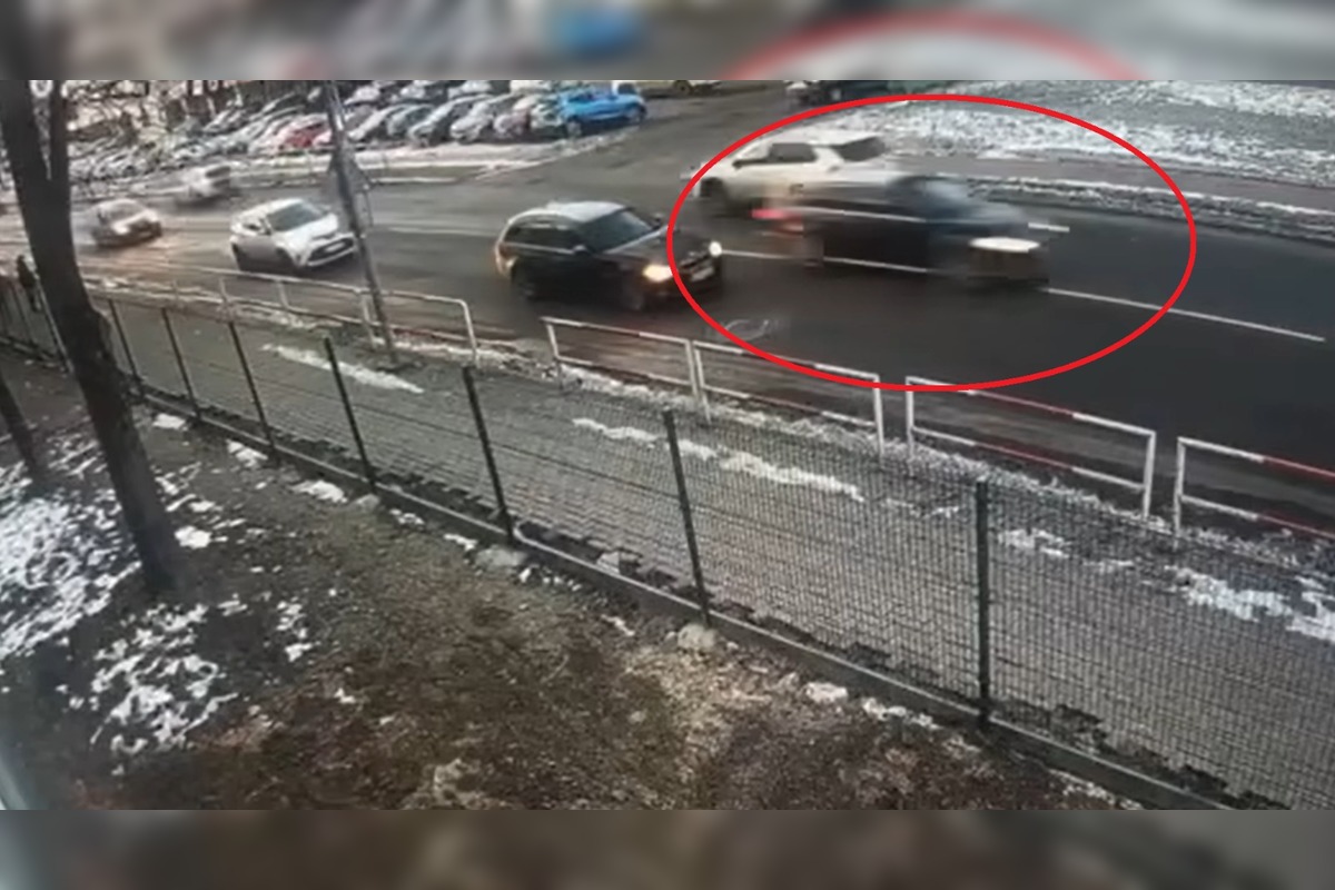 FOTO: Šialenú jazdu Audi pri škole v Nových Zámkoch zachytila kamera, vodič havaroval a ušiel, foto 2