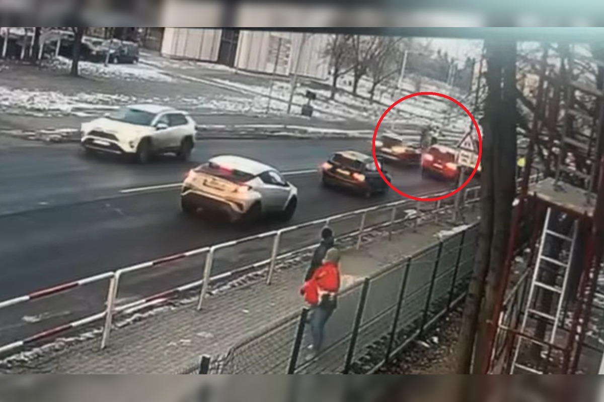 FOTO: Šialenú jazdu Audi pri škole v Nových Zámkoch zachytila kamera, vodič havaroval a ušiel, foto 3