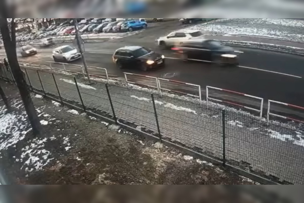 FOTO: Šialenú jazdu Audi pri škole v Nových Zámkoch zachytila kamera, vodič havaroval a ušiel, foto 4