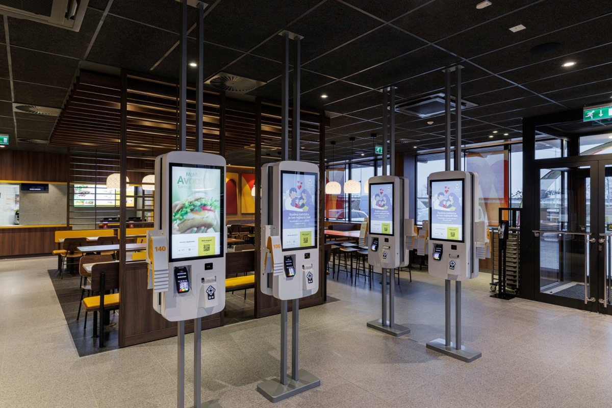 FOTO: V Nitre otvorili už tretí McDonald's, po ruke bude aj motoristom, foto 3