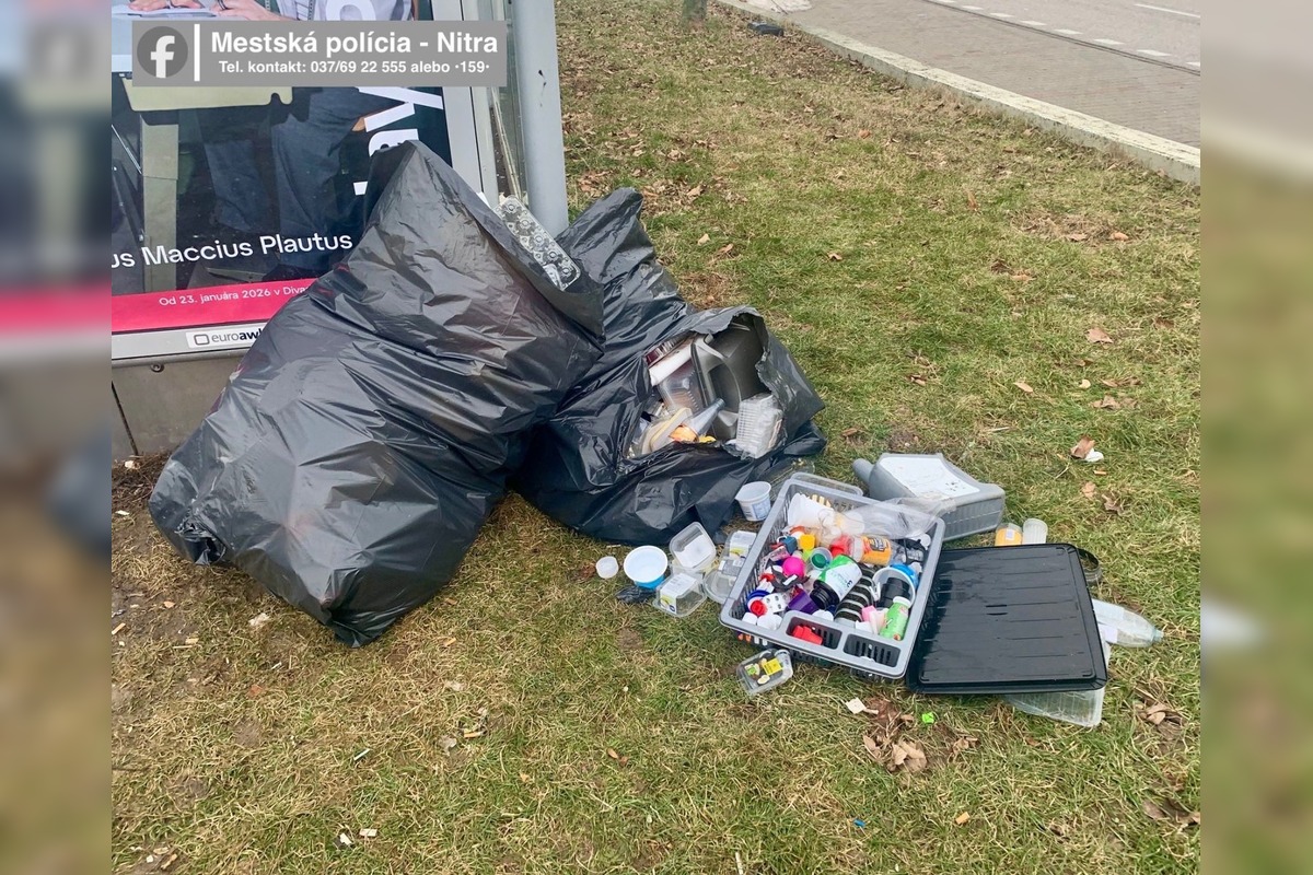 FOTO: Nitran vyhodil dve vrecia odpadu hneď vedľa zastávky, vypátrala ho polícia , foto 3