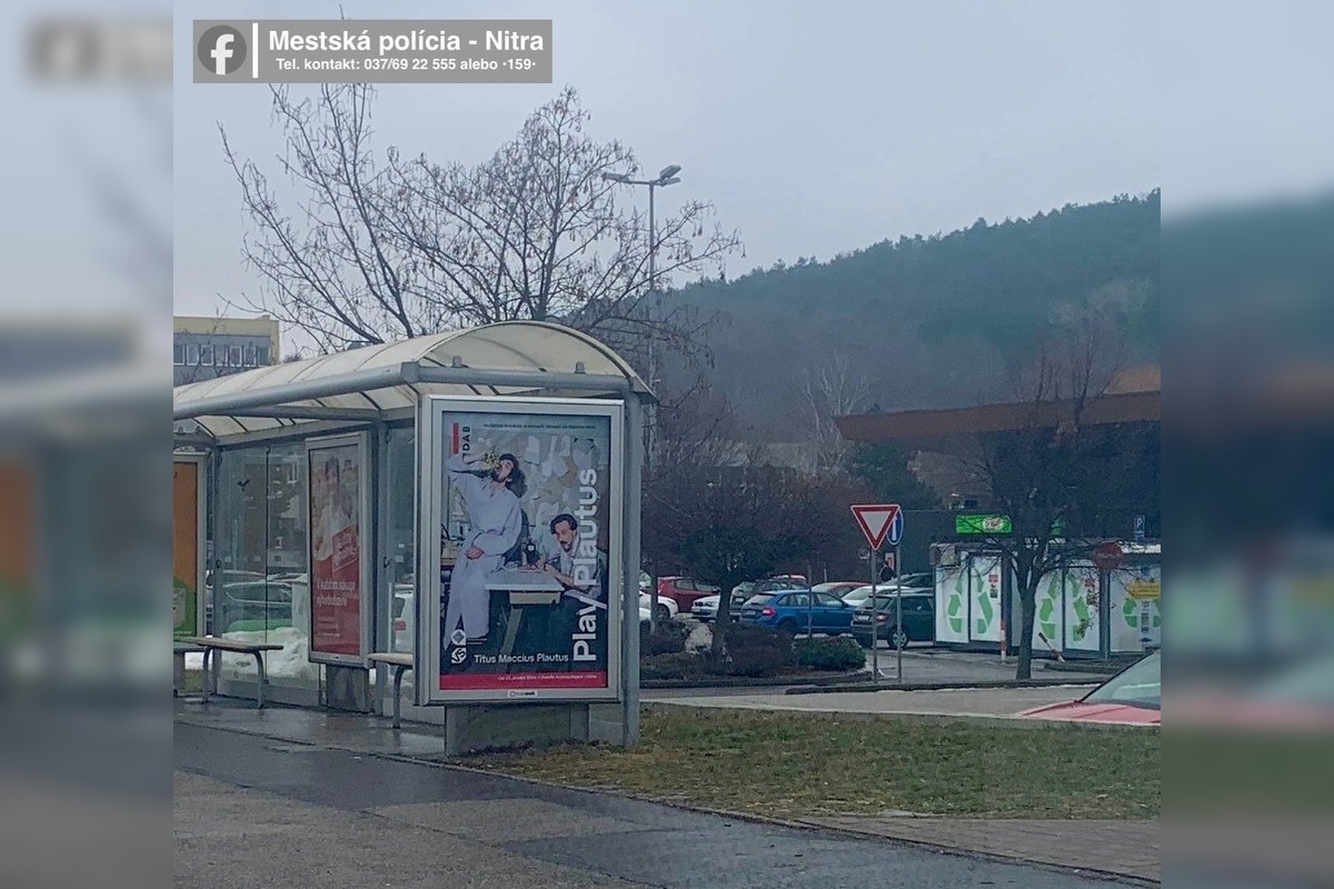 FOTO: Nitran vyhodil dve vrecia odpadu hneď vedľa zastávky, vypátrala ho polícia , foto 2