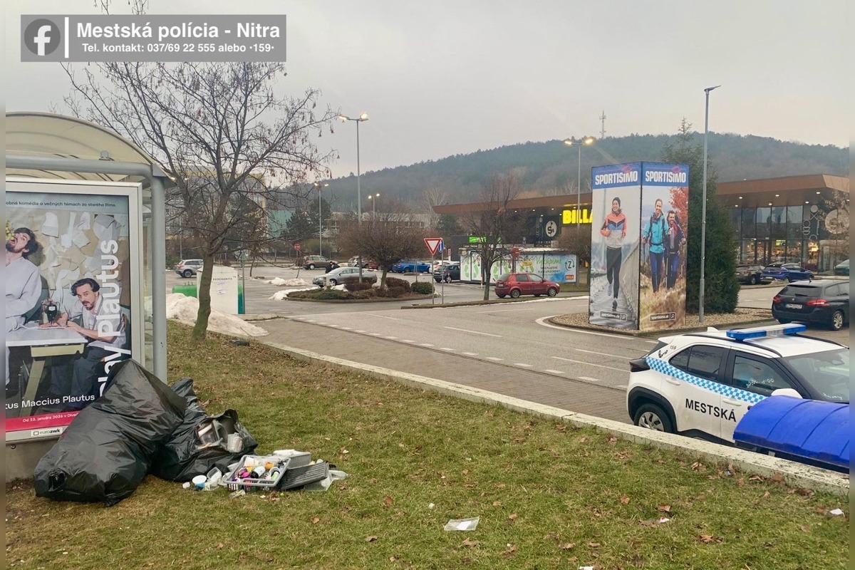 FOTO: Nitran vyhodil dve vrecia odpadu hneď vedľa zastávky, vypátrala ho polícia , foto 1
