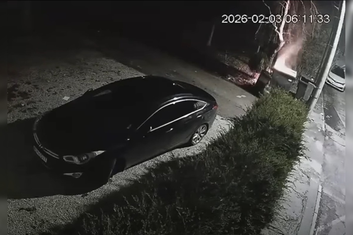 FOTO: V Komárne vyčíňa podpaľač, ostávajú po ňom zhorené koše, foto 2