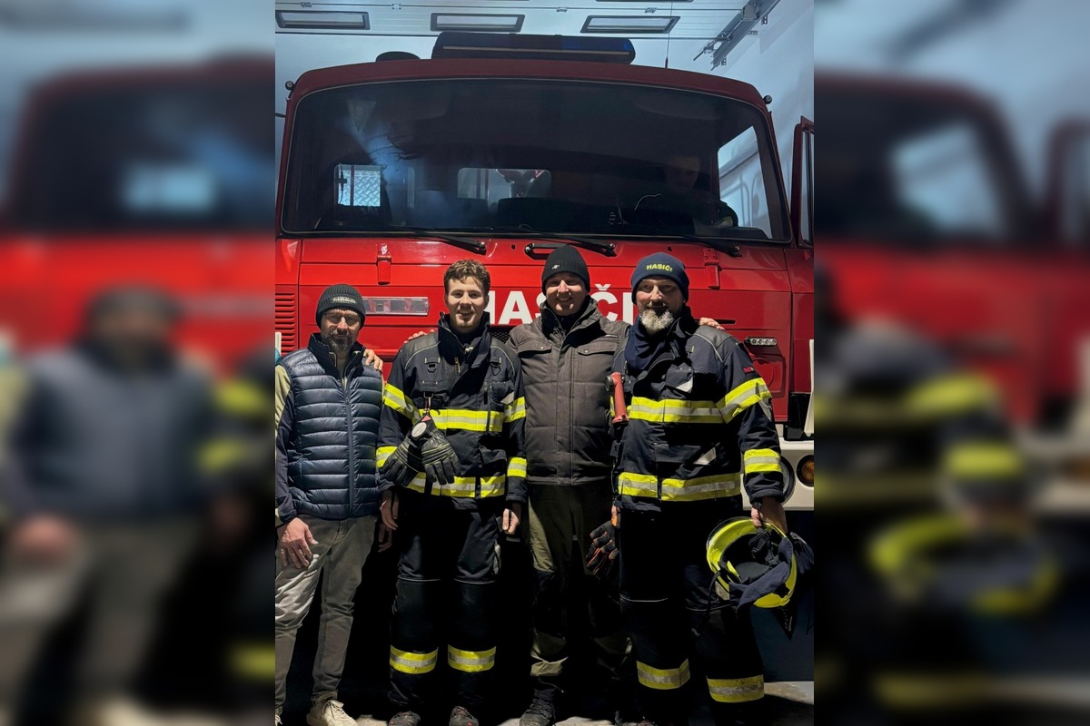 FOTO: Zásah dobrovoľných hasičov z Cabaja-Čapora pri požiari opusteného rodinného domu , foto 1