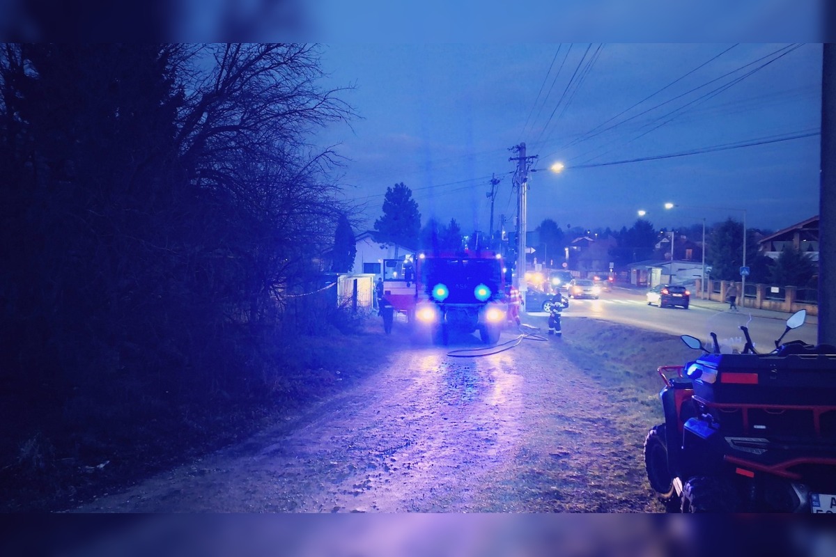 FOTO: Zásah dobrovoľných hasičov z Cabaja-Čapora pri požiari opusteného rodinného domu , foto 2