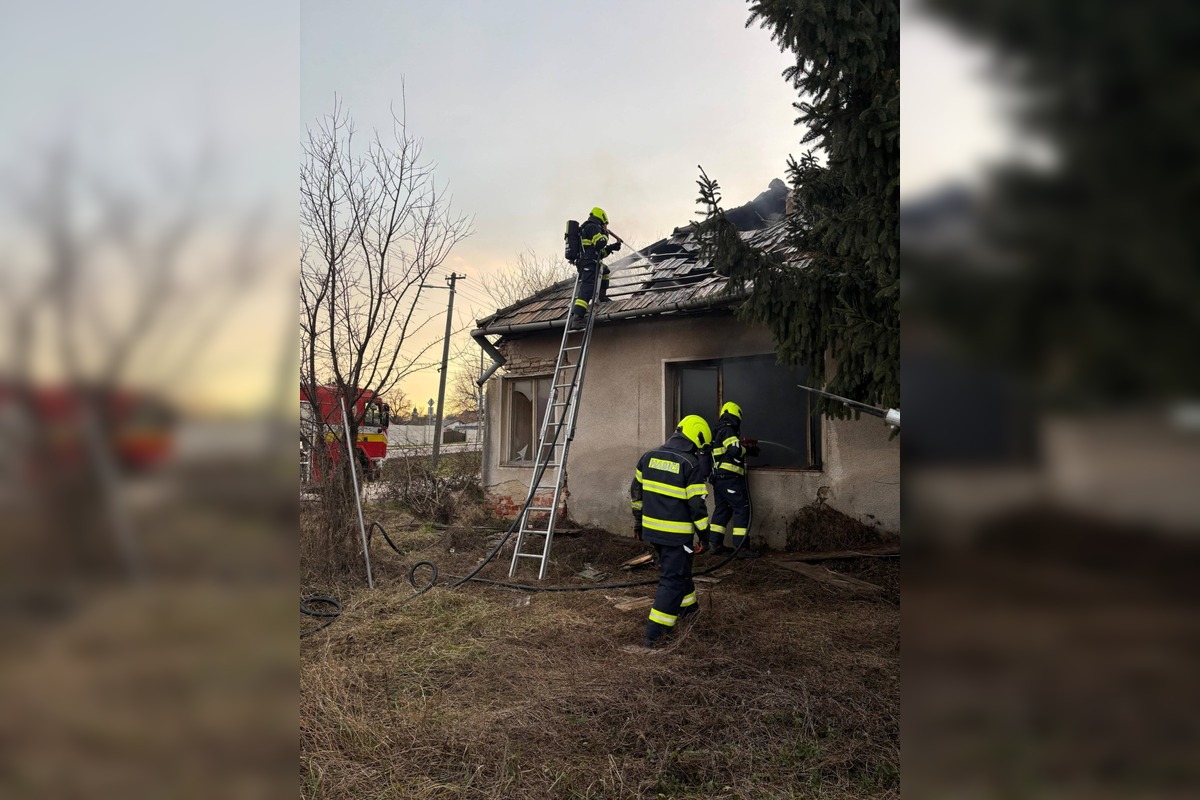 FOTO: Zásah dobrovoľných hasičov z Cabaja-Čapora pri požiari opusteného rodinného domu , foto 3