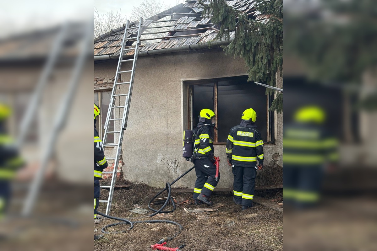 FOTO: Zásah dobrovoľných hasičov z Cabaja-Čapora pri požiari opusteného rodinného domu , foto 4