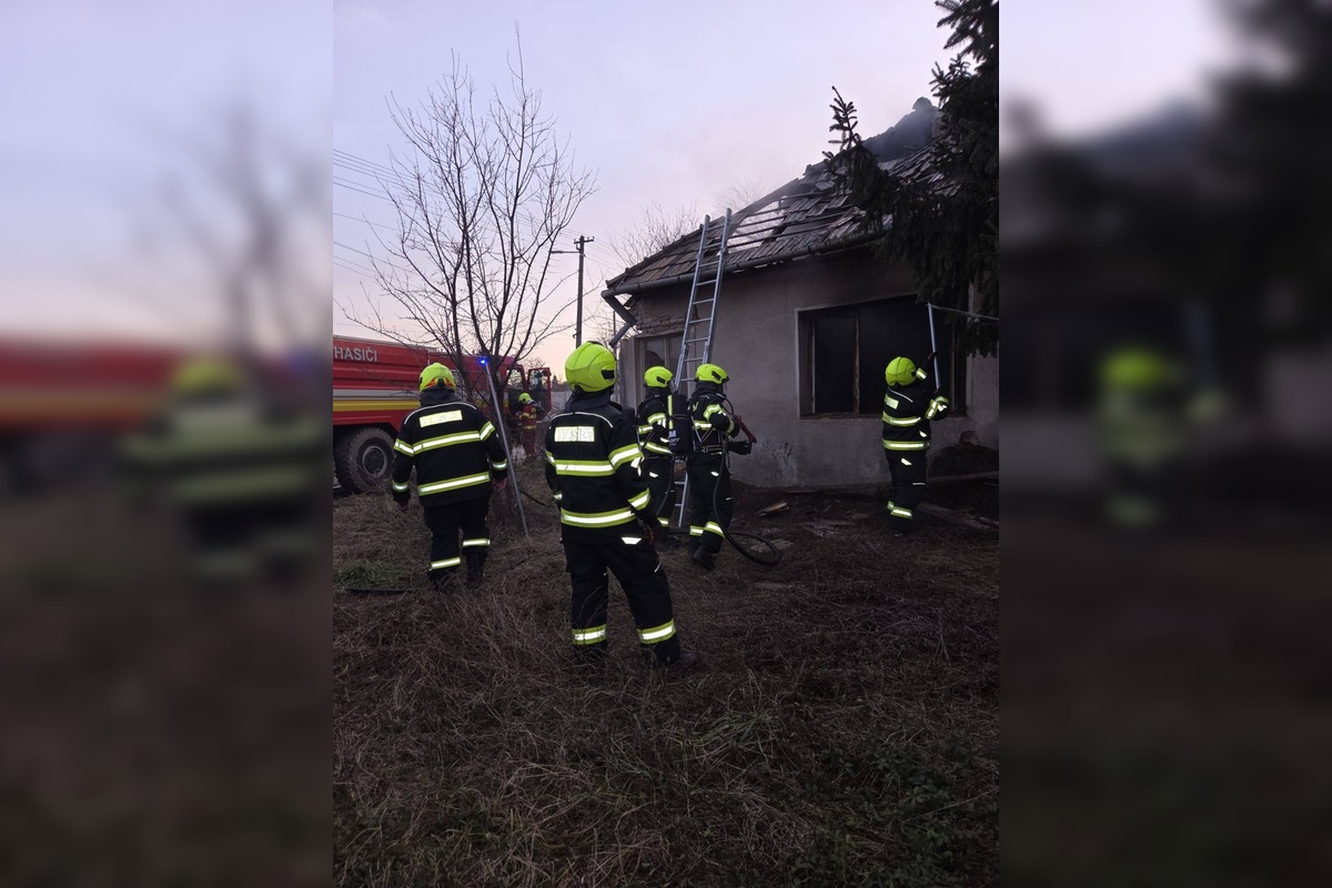 FOTO: Zásah dobrovoľných hasičov z Cabaja-Čapora pri požiari opusteného rodinného domu , foto 5