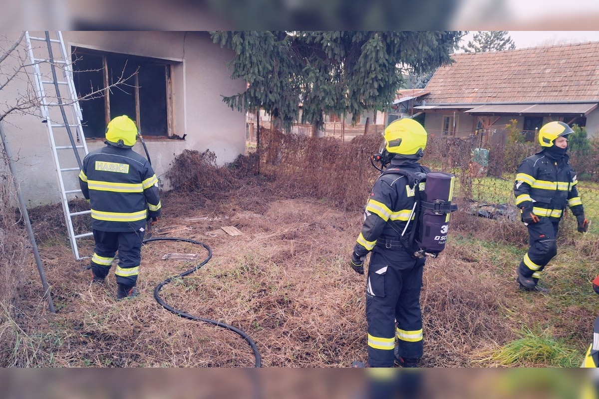 FOTO: Zásah dobrovoľných hasičov z Cabaja-Čapora pri požiari opusteného rodinného domu , foto 6