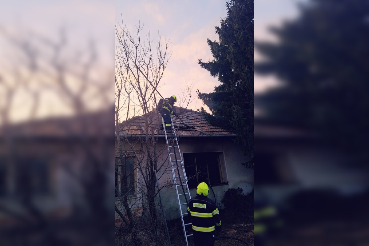 FOTO: Zásah dobrovoľných hasičov z Cabaja-Čapora pri požiari opusteného rodinného domu , foto 7