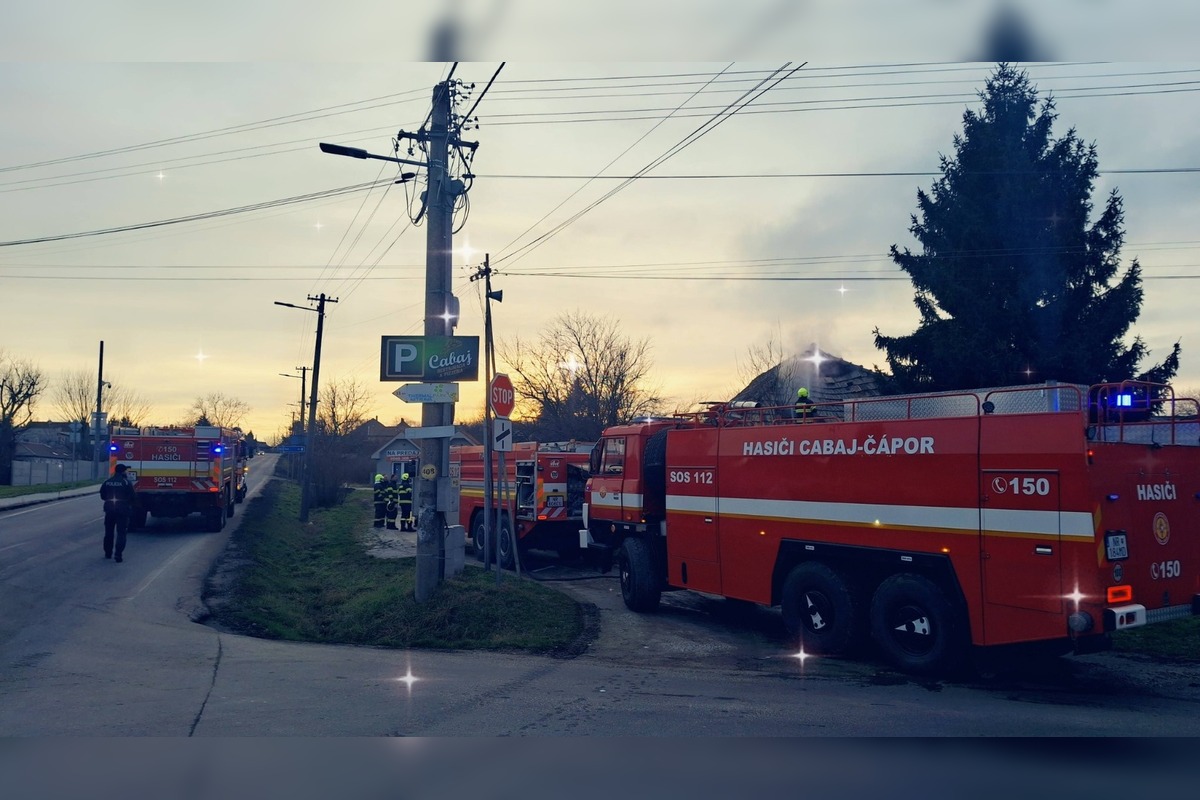 FOTO: Zásah dobrovoľných hasičov z Cabaja-Čapora pri požiari opusteného rodinného domu , foto 8