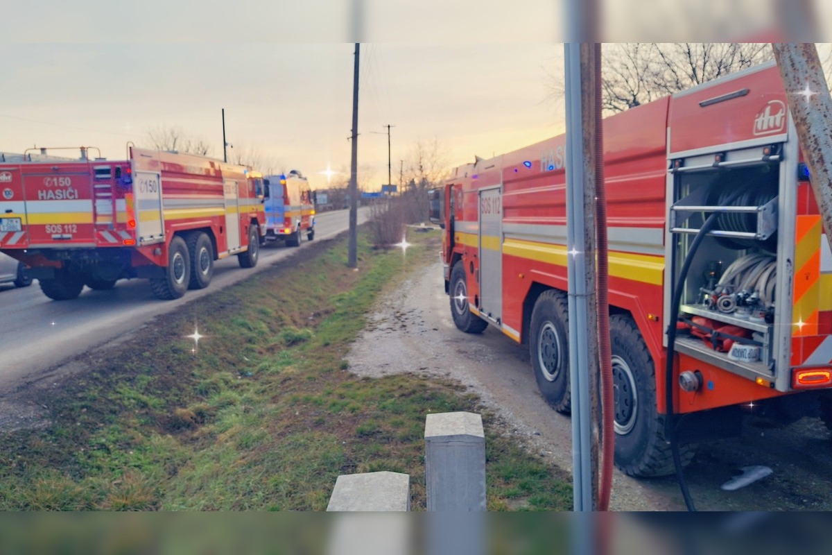 FOTO: Zásah dobrovoľných hasičov z Cabaja-Čapora pri požiari opusteného rodinného domu , foto 9