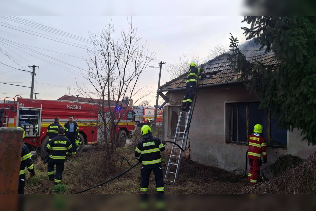 FOTO: Zásah dobrovoľných hasičov z Cabaja-Čapora pri požiari opusteného rodinného domu , foto 10