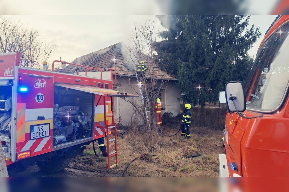 FOTO: Zásah dobrovoľných hasičov z Cabaja-Čapora pri požiari opusteného rodinného domu , foto 11