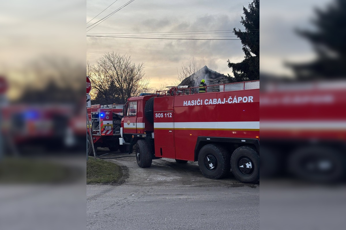 FOTO: Zásah dobrovoľných hasičov z Cabaja-Čapora pri požiari opusteného rodinného domu , foto 12